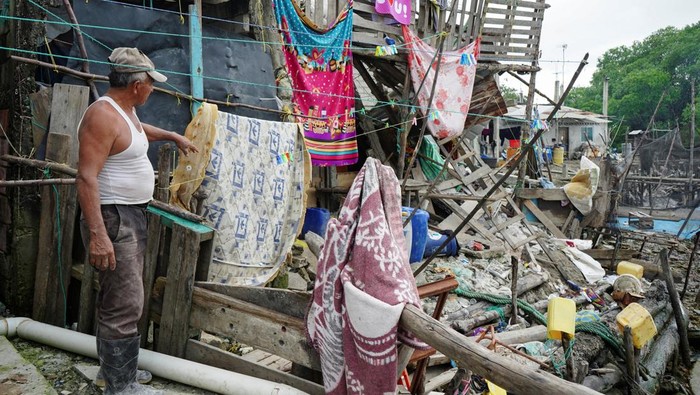 Begini Dampak Gempa M 6,8 di Ekuador People look at a destroyed house following an earthquake in Isla Puna, Ecuador, March 19, 2023. REUTERS/Maria Fernanda Landin REFILE - QUALITY REPEAT