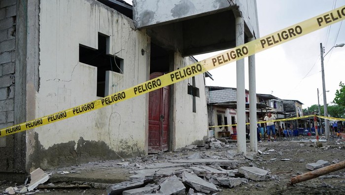 Begini Dampak Gempa M 6,8 di Ekuador People look at a destroyed house following an earthquake in Isla Puna, Ecuador, March 19, 2023. REUTERS/Maria Fernanda Landin REFILE - QUALITY REPEAT