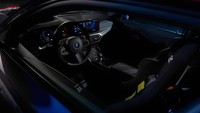 BMW M2 dilengkapi dengan berbagai elemen safety car untuk digunakan di arena balap MotoGP. Elemen-elemen tersebut termasuk roll bar, jok RECARO, 6-point racing harness, alat pemadam api, safety car roof bar, dan lampu depan yang serasi.  Foto: Dok. BMW