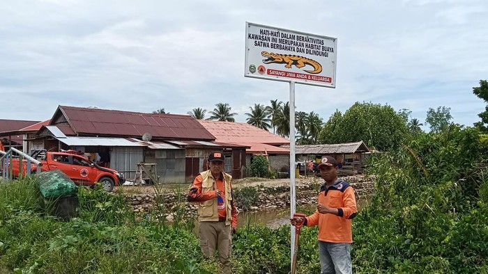 BPBD Mateng memasang papan imbauan di titik rawan kemunculan buaya.