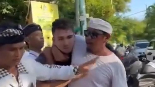 Tangkapan layar bule yang mengamuk diamankan pecalang di Pecatu, Badung, Minggu (19/3/2023).