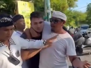 Bule Sepekan: Tantang Duel Pecalang-Kemah di Pantai Saat Nyepi