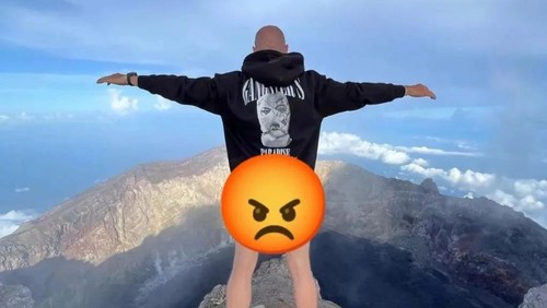 Bule nakal lepas celana di Gunung Agung