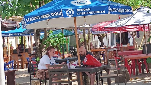 Sejumlah bule di Bali memilih untuk menginap di hotel saat Nyepi Tahun Baru Caka 1945.