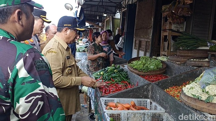 Bupati Tulungagung Maryoto Birowo saat sidak pasar jelang Ramadan