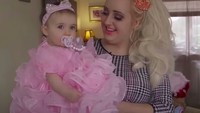 Momen kebersamaan Carisaa dan anaknya Lavina. Carissa pun menceritakan bahwa dia tidak masalah hanya makan sup kaleng dan mi instan agar anaknya mendapatkan pakaian layak. (Foto: YouTube)