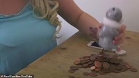 Carissa saat membongkar celengan miliknya.  Carisaa sendiri tercatat sebagai mahasiswa yang bekerja paruh waktu sebagai penata rambut dan menerima bantuan dari pemerintah. (Foto: YouTube)