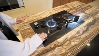 Kompor yang terdapat di dapur Jessica Jane ini juga ada 2 jenis. Kompor gas tanam dan kompor listrik, namun yang kerap digunakan Jessica adalah kompor gas. Foto: YouTube Jessica Jane