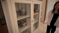 Begii lemari piring dan peralatan memasak di rumah Jessica Jane. Adik Jess No Limit ini menjelaskan kalau piring dan peralatan memasak itu yang kerap digunakan di dapurnya. Foto: YouTube Jessica Jane