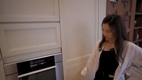 Sudut satu ini terlihat seperti dinding biasa, namun ternyata itu adalah kulkas. Kulkasnya menyatu dengan kitchen set dan ada juga beragam peralatan memasak lain. Foto: YouTube Jessica Jane