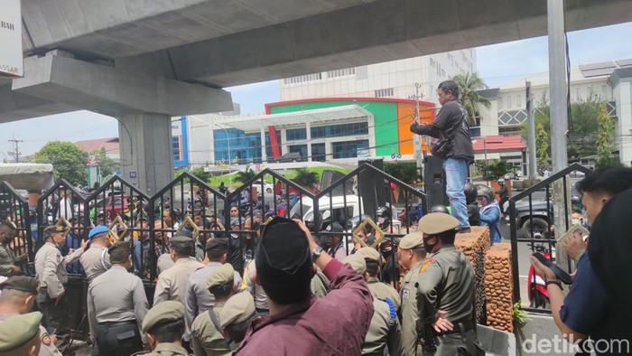 Demo Aliansi Eks Ketua RT/RW Makassar di Kantor DPRD Makassar.