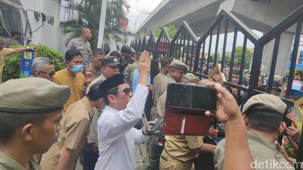 Demo Aliansi Eks Ketua RT/RW Makassar di Kantor DPRD Makassar.