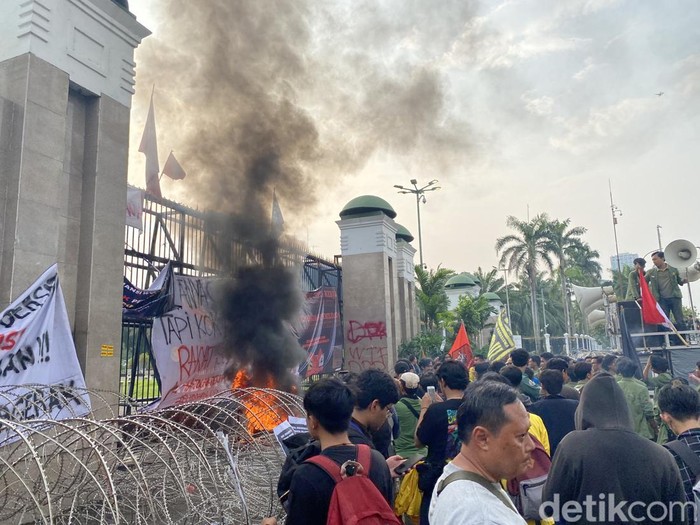 Demo mahasiswa di Depan DPR