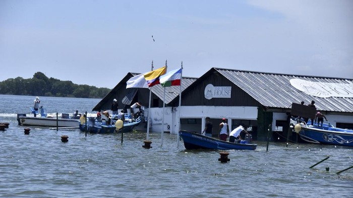 Dermaga di Ekuador Rusak Berat Akibat Gempa M 6,8 The Marine Museum of Puerto Bolivar, detached from the dock, is partially inundated in water after an earthquake that shook Machala, Ecuador, Saturday, March 18, 2023. The U.S. Geological Survey reported an earthquake with a magnitude of about 6.8 that was centered just off the Pacific Coast, about 50 miles (80 kilometers) south of Guayaquil. (AP Photo/Jorge Sanchez)