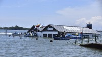 Gempa kuat yang mengguncang kota itu merobohkan sejumlah bangunan di sepanjang pantai dan sejauh dataran tinggi Ekuador dan bahkan Peru. Belasan orang dilaporkan tewas dan ratusan orang lainnya luka-luka.