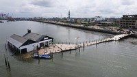 Museum Kelautan Puerto Bolivar dan dermaga terlihat runtuh di atas air setelah gempa bumi, di Puerto Bolivar, Ekuador, Minggu (19/3/2023). AP/Cesar Munoz  