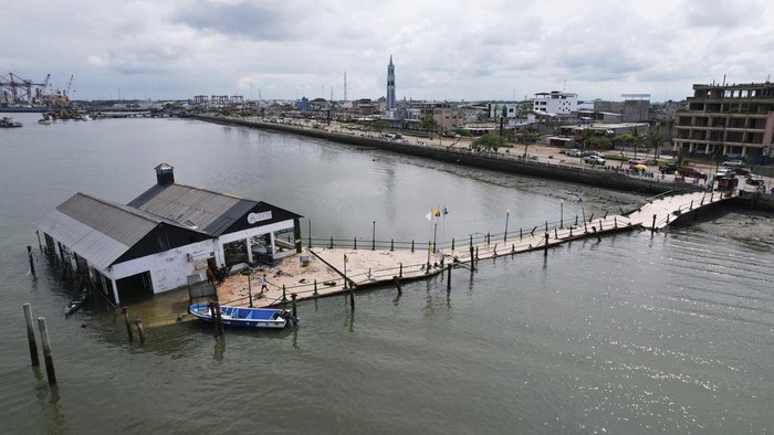 Dermaga di Ekuador Rusak Berat Akibat Gempa M 6,8 The Marine Museum of Puerto Bolivar and dock are seen collapsed over the water after an earthquake, in Puerto Bolivar, Ecuador, Sunday, March 19, 2023. The U.S. Geological Survey reported an earthquake with a magnitude of about 6.8 that was centered just off the Pacific Coast, about 50 miles (80 kilometers) south of Guayaquil. (AP Photo/Cesar Munoz)