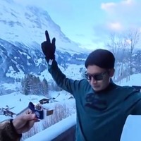 Mengenakan sweater hijau, celana panjang, lengkap dengan sarung tangan dan kaca mata hitam, Desta yang mendapat kejutan tersebut langsung terlihat berjoget di atas salju. Tiup lilin di Grindelwald.. Surprise banget ih.. Saya bener2 ga tau dan ga nyangka.. Happy birthday to me.. tulis Desta dalam keterangan video unggahannya. Foto: Instagram/@desta80s