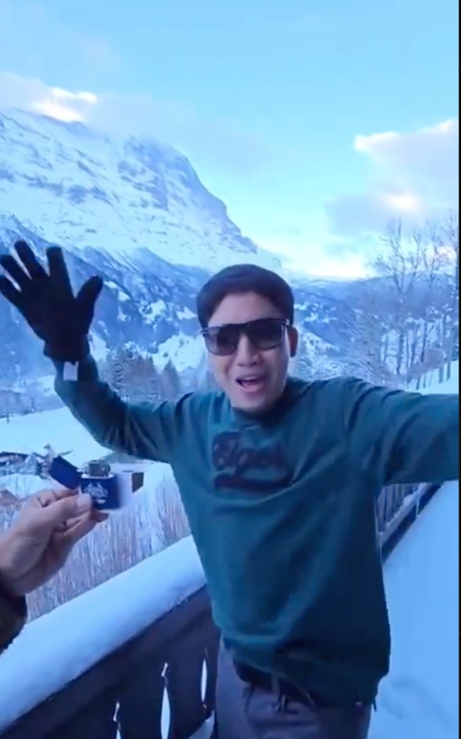 Momen ulang tahun Desta yang jatuh pada 15 Maret 2023 memang bertepatan saat dirinya tengah liburan ke Swiss bersama para sahabatnya. Salah satunya yang tampak ikut dan memberikan kejutan ialah Vincent Rompies. Foto: Instagram/@desta80s