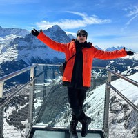 Kali ini momen liburan sekaligus perayaan ulang tahun Desta itu tampak tak dihadiri oleh anak dan istri. Terlihat dari foto-foto yang diunggah, anak dan istri Desta tampak tak ikut pergi ke Swiss. Foto: Instagram/@desta80s