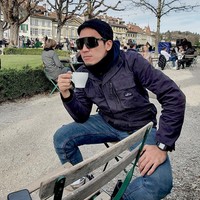 Walaupun tak ditemani oleh istri dan anaknya namun Desta tetap terlihat begitu menikmati momen liburannya selama di Swiss. Foto: Instagram/@desta80s