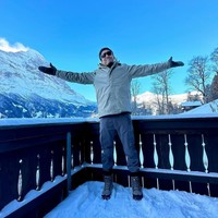 Potret saat dirinya tengah berdiri di atas salju dengan latar belakang pemandangan pegunungan di Swiss yang begitu indah. Desta pun tampak memamerkan senyum lebarnya. Foto: Instagram/@desta80s