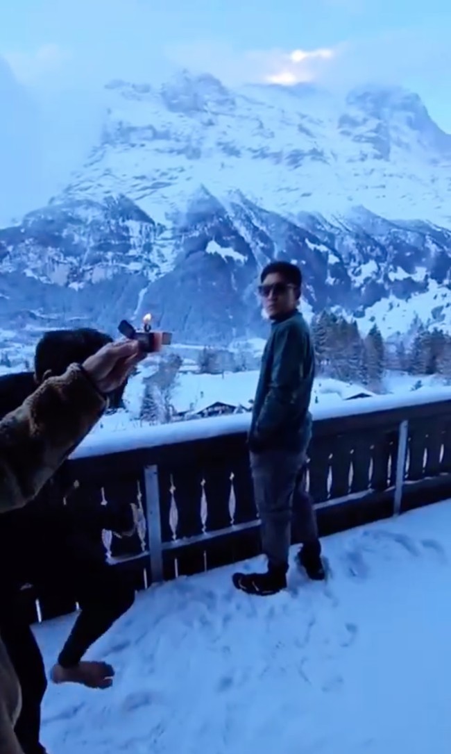 Melalui akun Instagramnya Desta membagikan momen perayaan ulang tahunnya di Swiss. Walaupun terlihat sederhana dengan nyanyian ulang tahun dari para kerabatnya dan sebuah lilin dari korek api, namun perayaan ulang tahunnya itu tampak begitu berkesan karena dirayakan ketika dirinya tengah berada di Swiss. Foto: Instagram/@desta80s