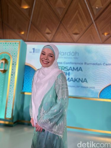 Foto Dewi Sandra yang menjelaskan kegiatannya sehari-hari ketika bulan Ramadhan dan perawatan kulitnya.