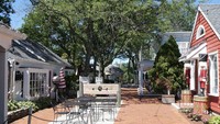 Pemiliknya sekarang juga telah menambah satu bangunan toko lagi yang konsepnya tetap bergaya kolonial. Foto: onlyinyourstate.com