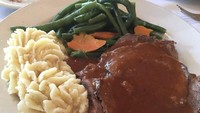 Salah satu menu utamanya daging berlumur saus yang disajikan dengan mashed potato dan sayuran. Hidangan ini menggunakan resep populer dari Martha Washington’s. Foto: onlyinyourstate.com