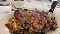 Kalau mau yang lebih mengenyangkan, bisa pilih hidangan seperti ayam, bebek, atau ayam kalkun mereka yang disajikan dengan sayuran seperti ini. Foto: onlyinyourstate.com