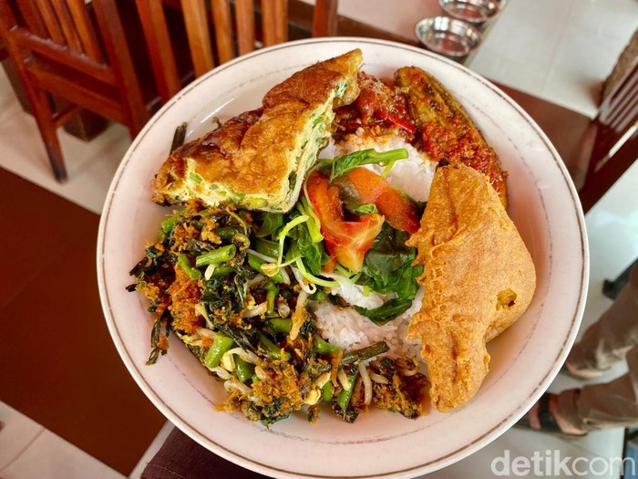 Di RM Kencana Sabang Ini Ada Nasi Rames 30 Lauk dan Es Jokowi