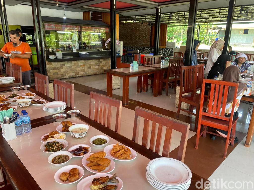 Di RM Kencana Sabang Ini Ada Nasi Rames 30 Lauk dan Es Jokowi