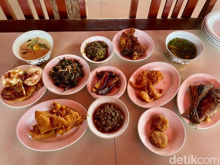 Di RM Kencana Sabang Ini Ada Nasi Rames 30 Lauk dan Es Jokowi