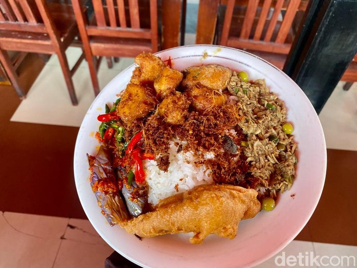 Di RM Kencana Sabang Ini Ada Nasi Rames 30 Lauk dan Es Jokowi