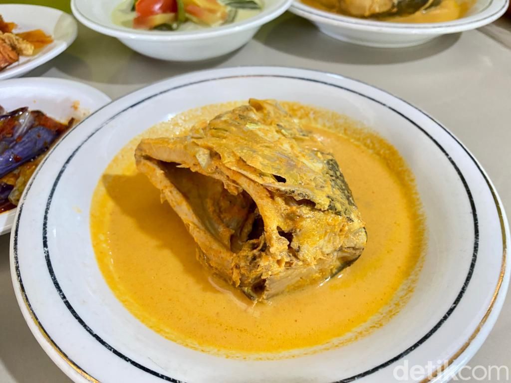 Di RM Kencana Sabang Ini Ada Nasi Rames 30 Lauk dan Es Jokowi