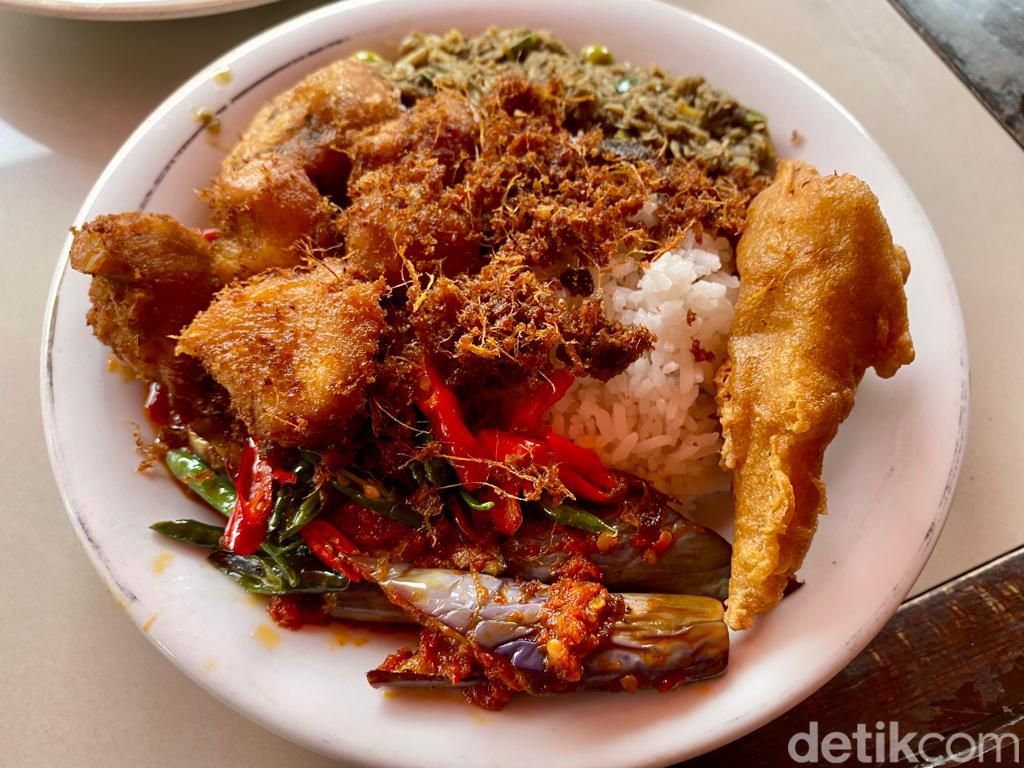 Di RM Kencana Sabang Ini Ada Nasi Rames 30 Lauk dan Es Jokowi