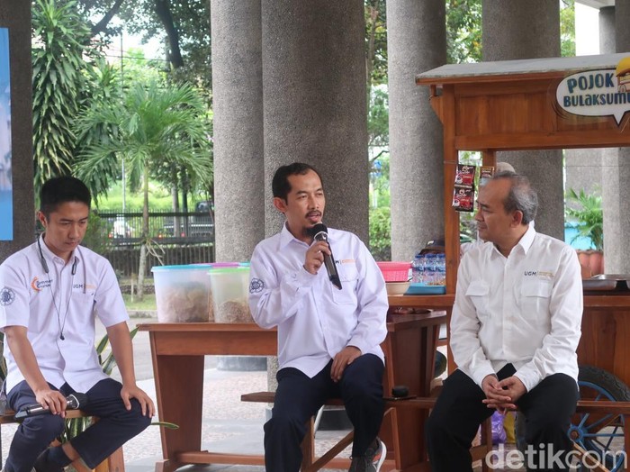 Dosen Fakultas Peternakan UGM, Nanung Danar Dono (tengah) saat memberikan keterangan dalam acara Pojok Bulaksumur di selasar Gedung Pusat UGM, Sleman, Senin (20/3/2023).