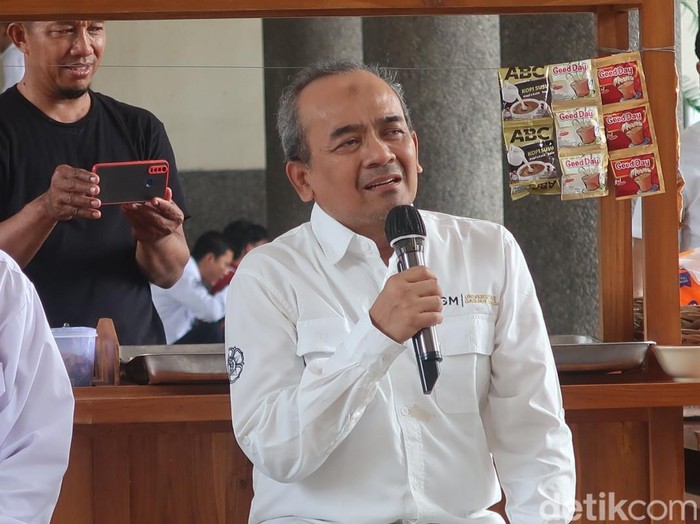 Dosen Fakultas Psikologi UGM Dr Bagus Riyono saat memberikan keterangan dalam acara Pojok Bulaksumur di selasar Gedung Pusat UGM, Sleman, Senin (20/3/2023).