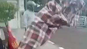 Viral Babinsa Tangkap Remaja Bawa Celurit Panjang di Taman Mini