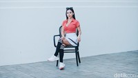 Meski sibuk, Ela Lala tetap terlihat segar dan seksi. (Foto: Rifkianto Nugroho)