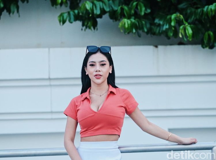 5 Potret Ela Lala yang Makin Dikenal Usai Jadi Model Dewasa