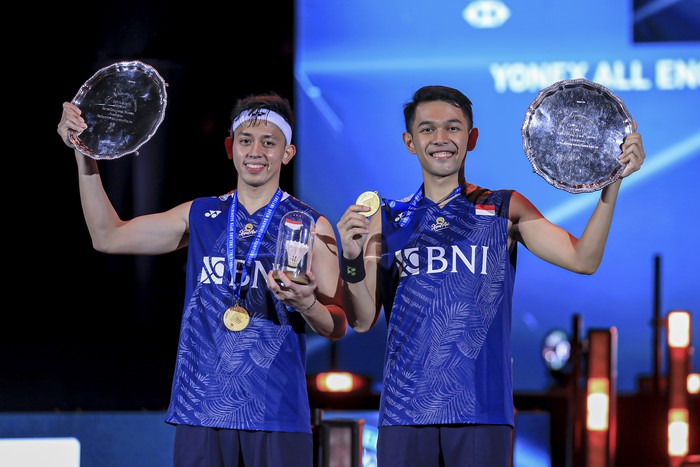 Pebulu tangkis ganda putra Indonesia Fajar Alfian (kiri) dan Muhammad Rian Ardian (kanan) mengembalikan kok ke arah lawan yang merupakan rekan senegaranya Hendra Setiawan dan Mohammad Ahsan dalam final All England 2023 di Utilita Arena Birmingham, Inggris, Minggu (19/3/2023). Fajar/Rian menjuarai All England setelah mengalahkan Hendra/Ahsan dengan skor akhir 21-17 dan 21-14. ANTARA FOTO/HO-Humas PBSI/mrh/rwa.