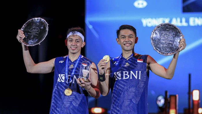 Pebulu tangkis ganda putra Indonesia Fajar Alfian (kiri) dan Muhammad Rian Ardian (kanan) mengembalikan kok ke arah lawan yang merupakan rekan senegaranya Hendra Setiawan dan Mohammad Ahsan dalam final All England 2023 di Utilita Arena Birmingham, Inggris, Minggu (19/3/2023).  Fajar/Rian menjuarai All England setelah mengalahkan Hendra/Ahsan dengan skor akhir 21-17 dan 21-14. ANTARA FOTO/HO-Humas PBSI/mrh/rwa.