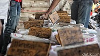 Arief menegaskan saat ini pemerintah tetap mengutamakan penyerapan dari petani dalam negeri. Terutama untuk cadangan beras pemerintah (CBP) di gudang Perum Bulog.