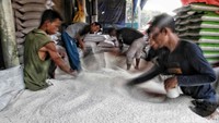 Jumlah beras di gudang Bulog itu jauh dari ideal, di mana per tahunnya harus ada 1,2 juta ton. Jadi, Arief mendorong agar Perum Bulog menyerap beras petani maksimal pada panen raya tiga bulan ke depan. Badan Pangan Nasional memerintahkan Perum Bulog menyerap beras petani pada panen raya sebanyak 2,4 juta ton. Rinciannya 1,2 juta ton untuk CBP dan sisanya untuk penugasan lainnya, termasuk penyaluran bantuan sosial (bansos).