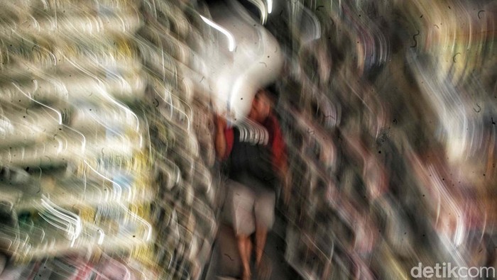 Pemerintah memberikan sinyal rencana impor beras. Namun opsi impor akan ditentukan setelah melihat panen raya selama tiga bulan ke depan.