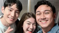 Kebersamaan ini bikin semua orang iri banget. Lee Je Hoon akhir pekan kemarin memang menggelar fanmeetingnya di Jakarta. Foto: instagram