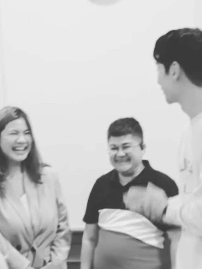 Felicia Angelista foto bareng dengan Lee Je Hoon.