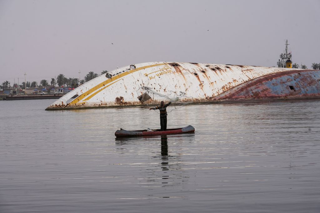 Gambar udara ini menunjukkan lambung terbalik (kiri) Al Mansur (Victorious), kapal pesiar pribadi mantan diktator Irak Saddam Hussein, di jalur air Shatt al-Arab, di kota selatan Irak Basra, pada 28 Februari 2023. (REUTERS/STRINGER)